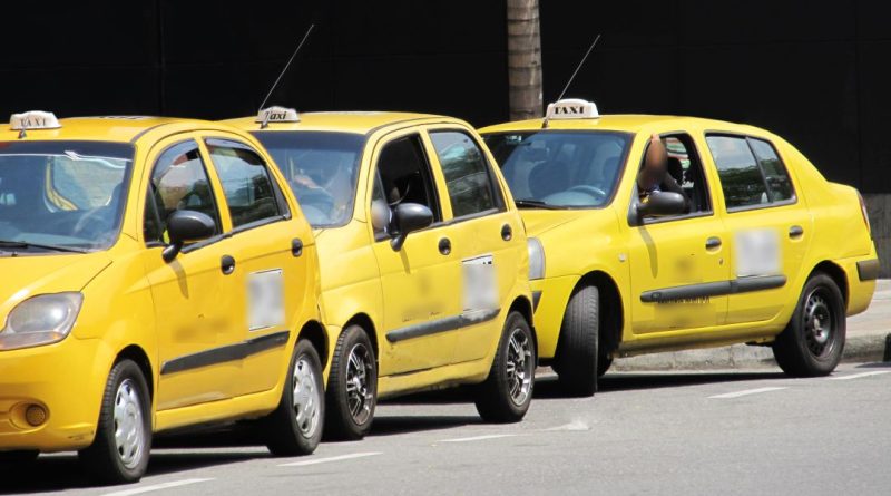 Taxistas de Villavicencio se capacitan en atención al cliente y marketing digital