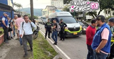 Mal uso del espacio público y motocicletas estacionadas sobre la Octava