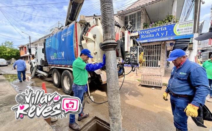 Intensifican limpieza y envío de agua potable en barrios golpeados por la ola invernal
