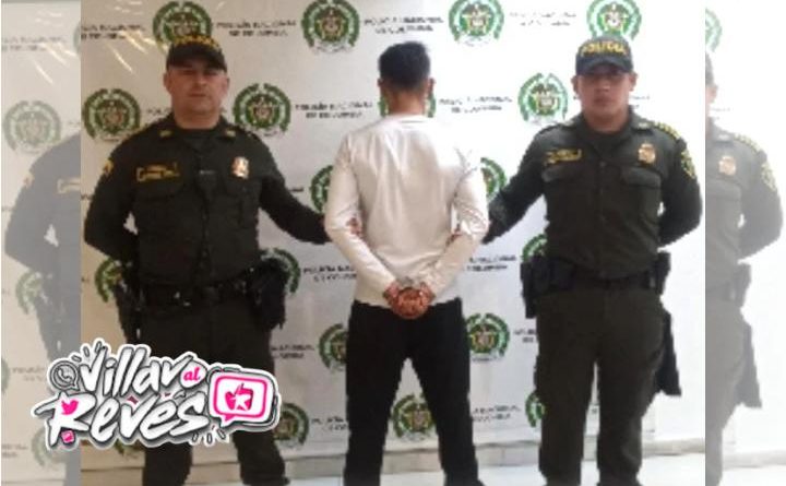 Otra vez lo pillaron robando y esta vez fueron unos audífonos de un local